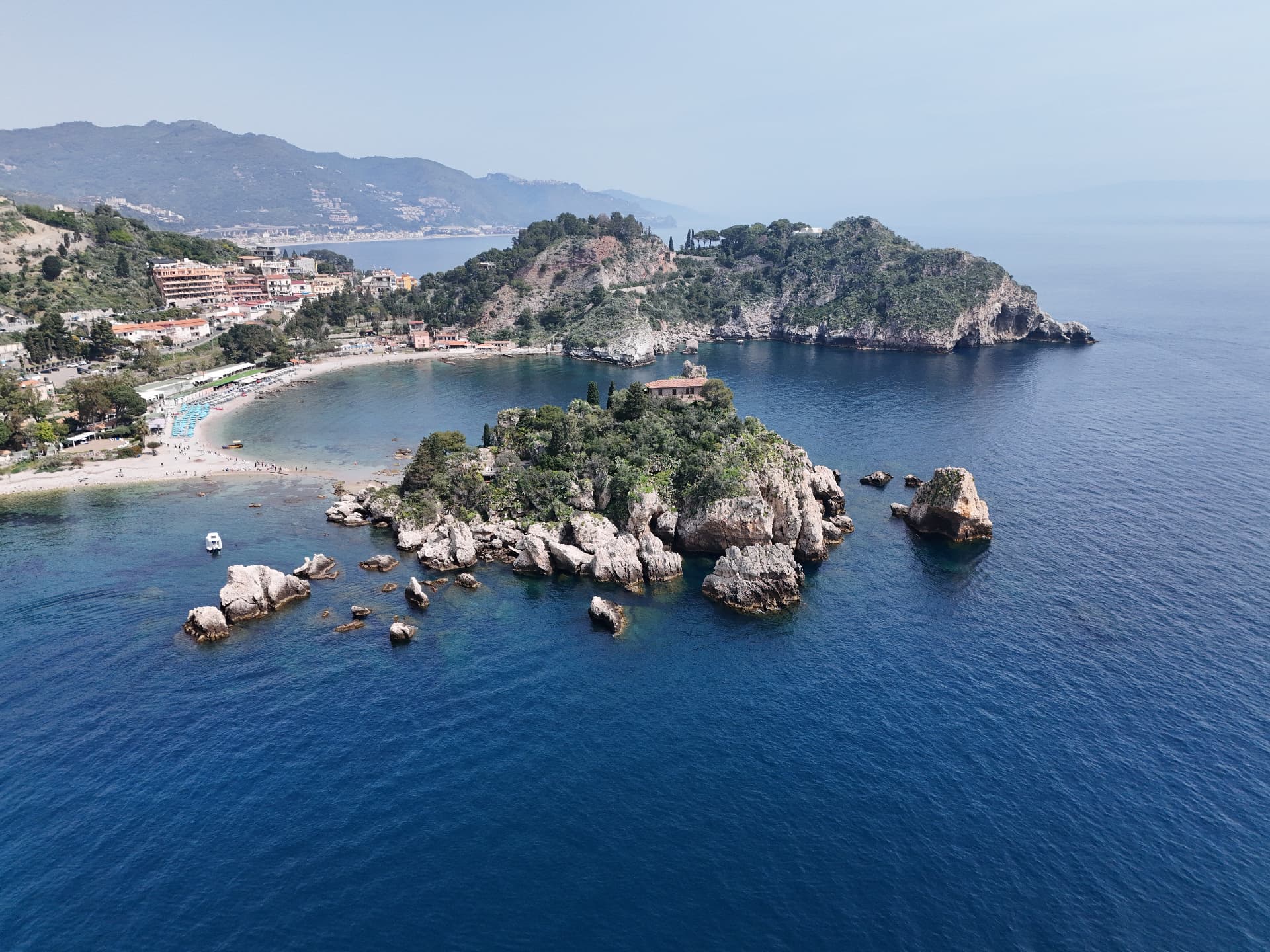 Isola Bella i tirkizno more iz ptičje perspektive