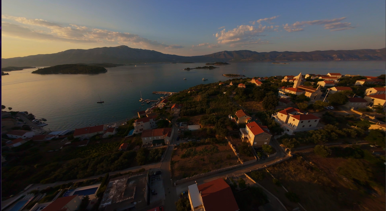 Pogled iz zraka na obalno mjesto u zlatnom satu